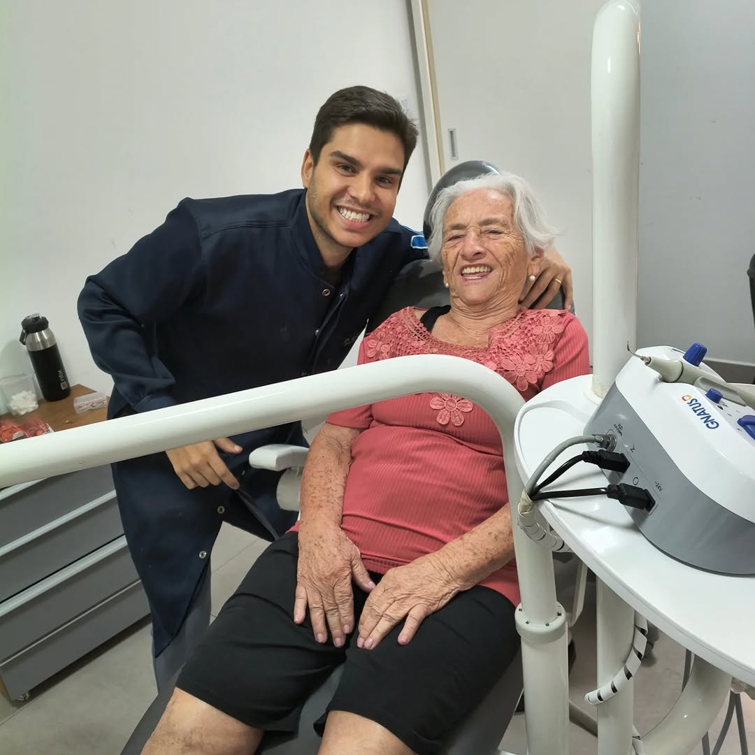 Dr. Gabriel e paciente — Clínica Risus BH